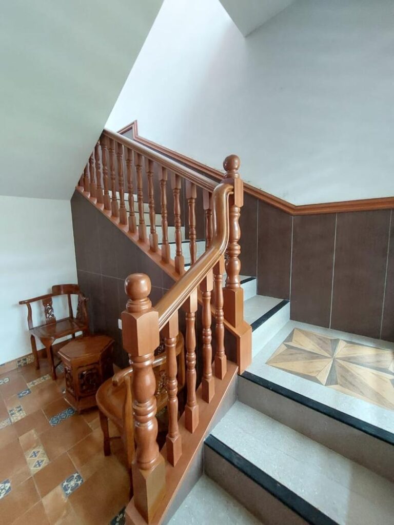 The Best Railing Design for Your Home: A Specialist’s Guide to Modern, Homey & Classic Styles 2 Warm wooden railing with natural grain and satin finish on a home staircase, adding a cozy atmosphere